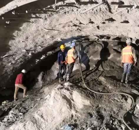 石拐拱顶带模注浆料的施工流程及注意事项